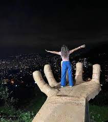 MANO GIGANTE Y PROVENZA